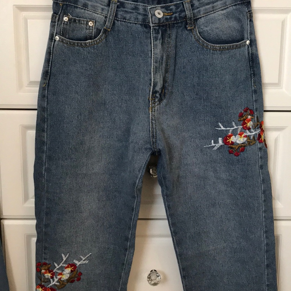 ⚡️ Embroidered Mom Jeans
